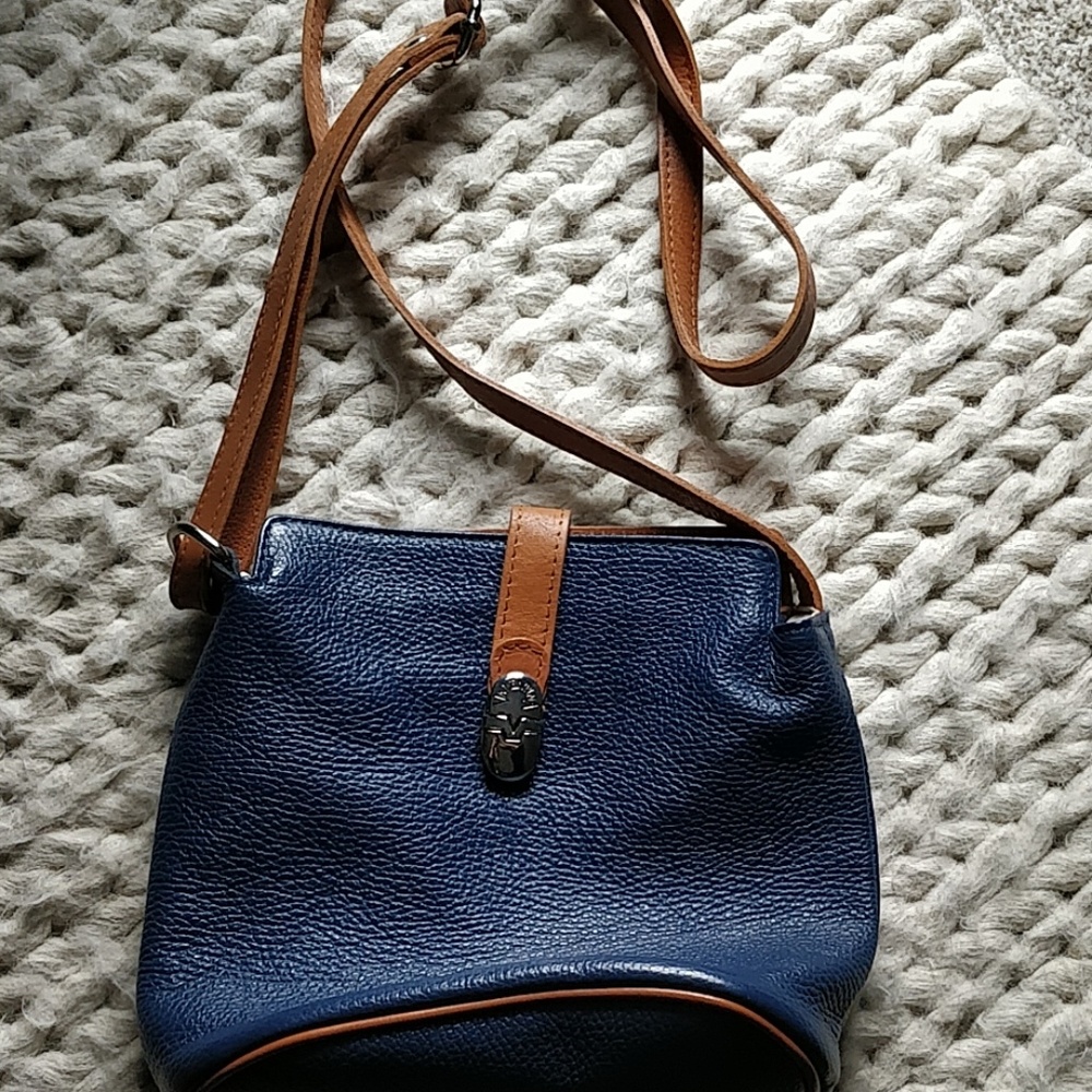 Valentina Italia Navy tan bucket crossbody purse